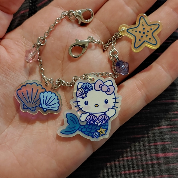 Hello Kitty Multi Charm - Picture 6 of 8